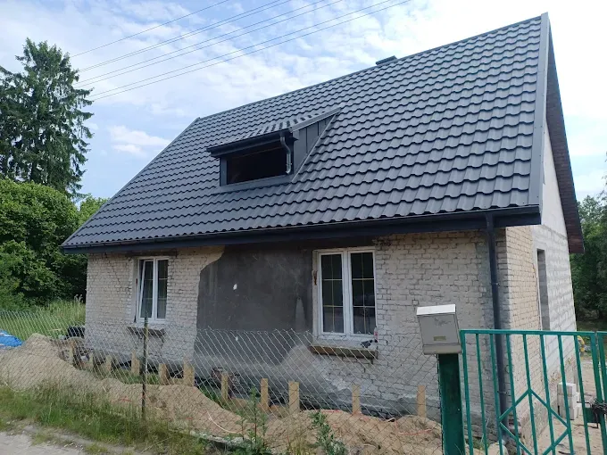 Dom jednorodzinny z nowym grafitowym pokryciem dachu i lukarną