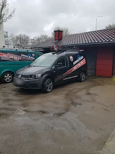 Samochód firmowy Komplex-Dach z numerem telefonu 601 568 841 na burcie